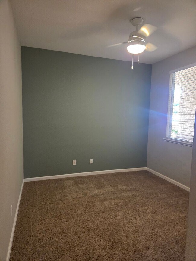 Building Photo - Broadstone - 3bdrm, 2 bath - Close to Shopping, Park & Schools!