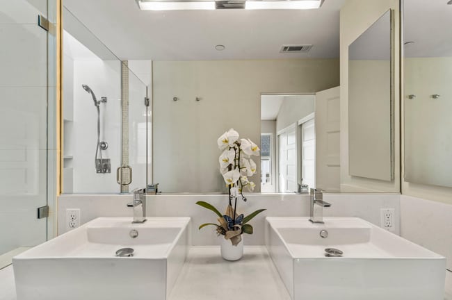 Building Photo - 13 Year "Young" 3 Bed, 3 Bath Contemporary Home- Steps to University Ave!