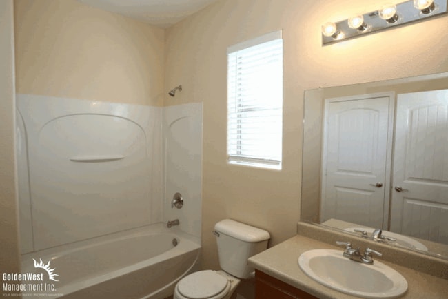 Building Photo - Gorgeous 3Bdm 2Ba Corner Lot Home in a Gat...