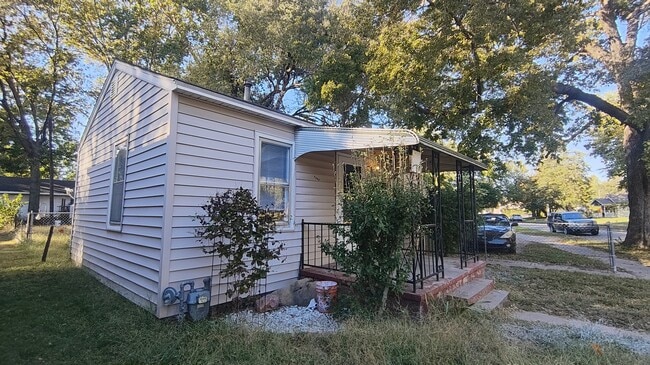 Primary Photo - 1107 NW Van Buren St