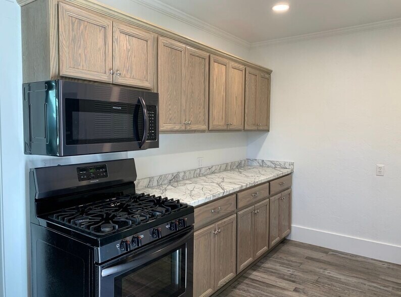 Building Photo - 613 W 22nd St