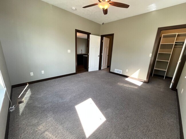 Building Photo - 3 Bed/2.5 Bath Townhome in Downtown Sioux Falls!!