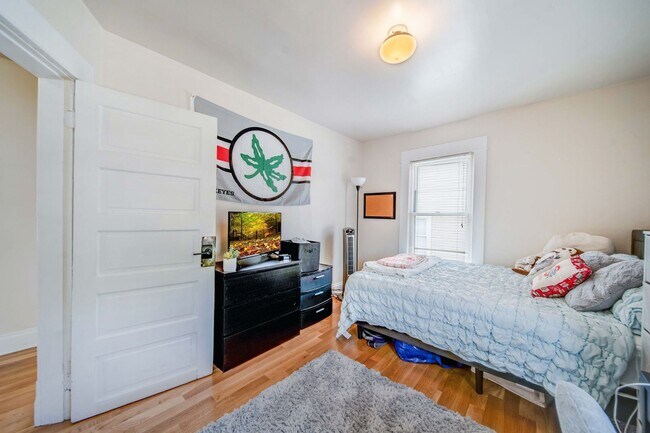 Building Photo - Ultimate 6-Bedroom House with Amazing Front Porch!