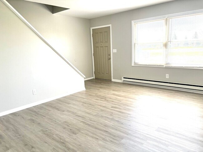 Building Photo - 724 Oakton Rd