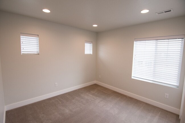 Building Photo - Gorgeous 2-Story Home In a Gated Community!