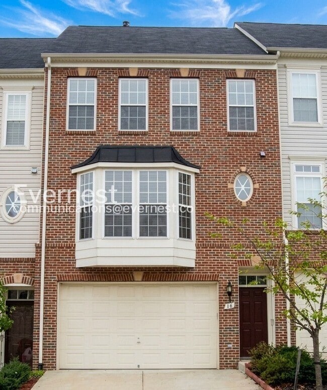 Building Photo - 3 Bed/3 Bath Townhome with Garage / Pet-Friendly / Available Soon!