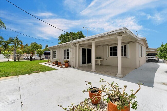 Building Photo - 361 SE 6th Ave