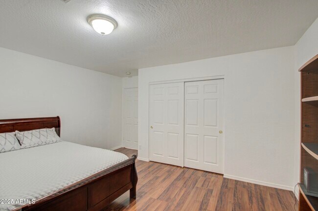 Building Photo - 218 E Sunburst Ln
