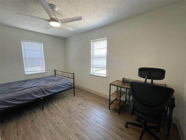 Building Photo - 411 Guyer St