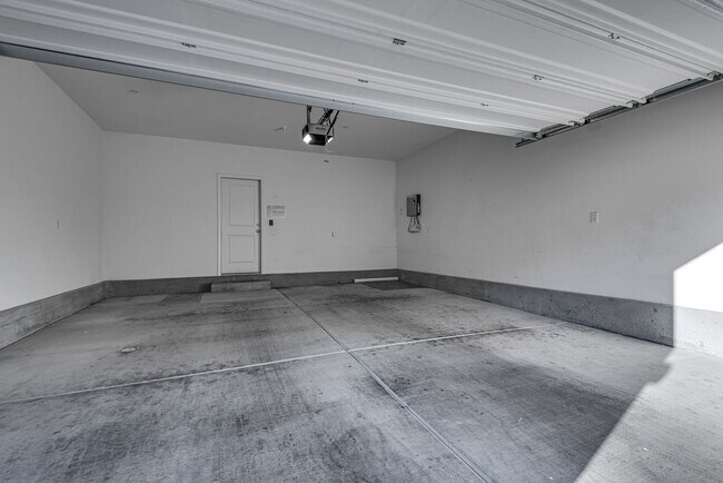 Building Photo - Like-new home with modern finishes and ope...