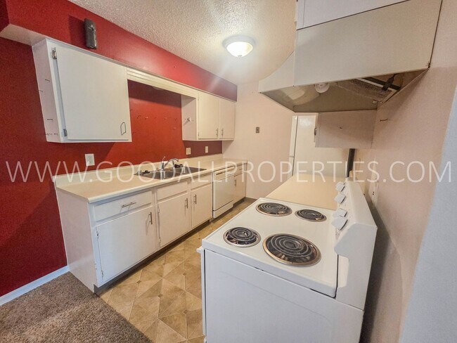 Building Photo - 2 Bed, 2 Bath Condo with Pool Access in Clive