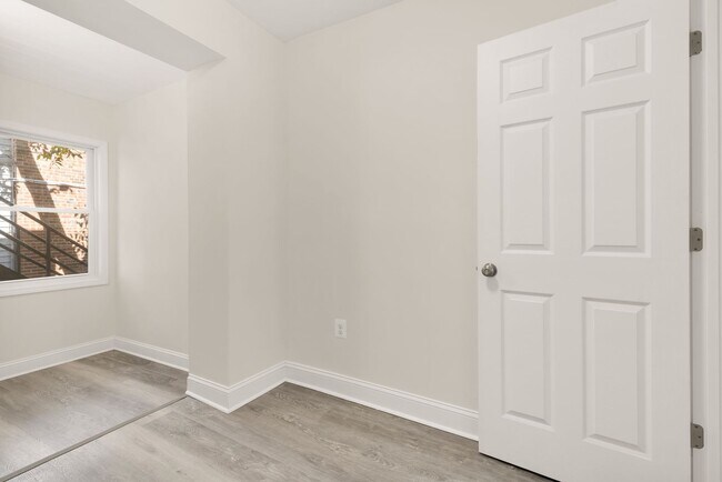Building Photo - Newly Renovated 3BR/1BA - WASHEY/DRYER - I...