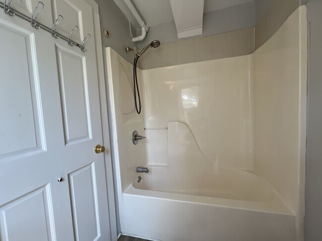 Building Photo - 582 Loras Blvd
