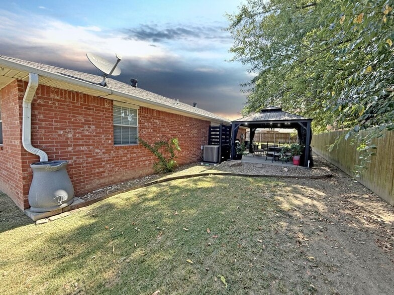 Building Photo - 1202 E Keller St