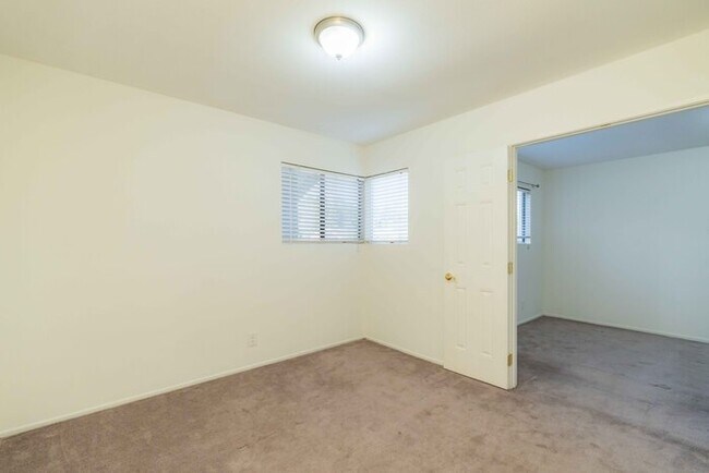 Building Photo - Beatiful house next to golf course.