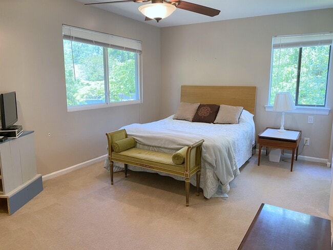 Building Photo - 56 Woodlake Dr