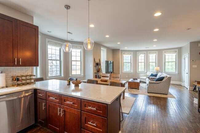 Building Photo - Amazing Property with Great Location