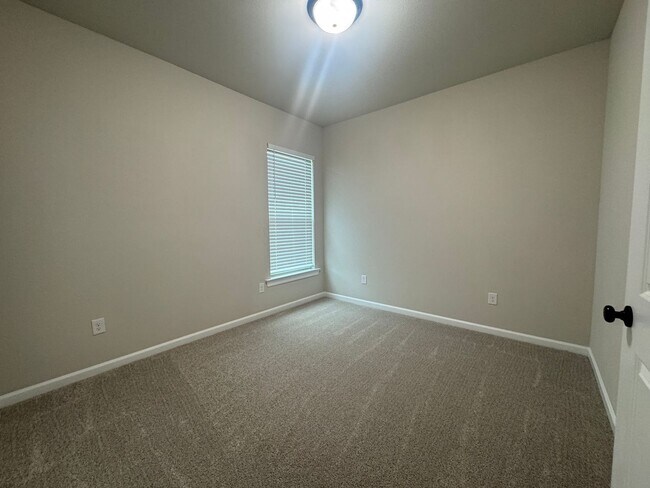 Building Photo - Like New - Home for Rent in Denham Springs