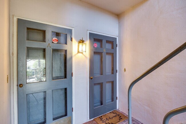 Building Photo - Hard to find Myers Park 2 bed 2 bath 1st floor Gem!