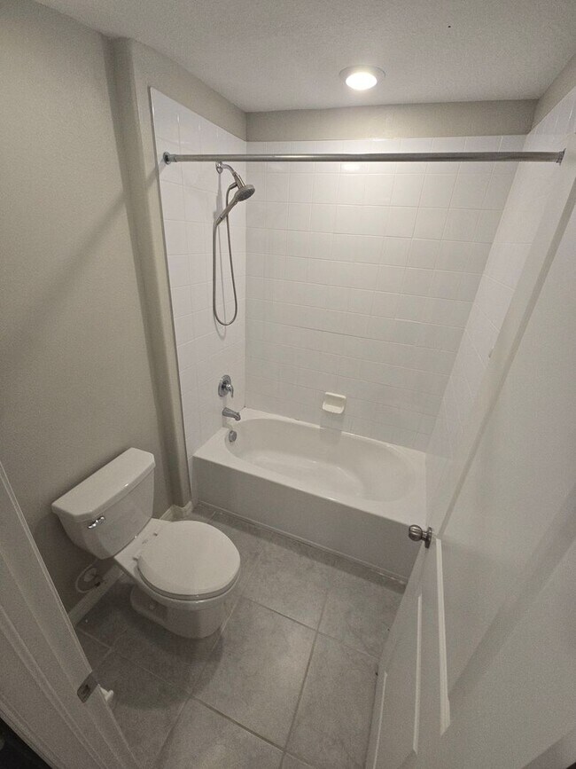 Building Photo - Gorgeous 5-Bedroom, 2.5-Bathroom Home in Riverview