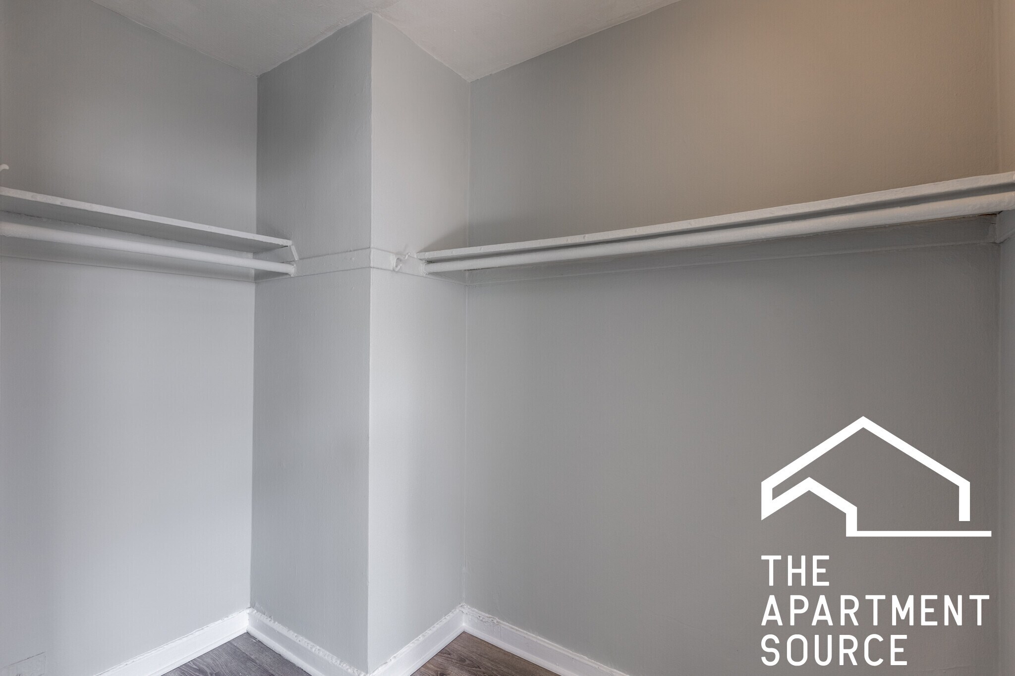 Building Photo - 717 W Belmont Ave