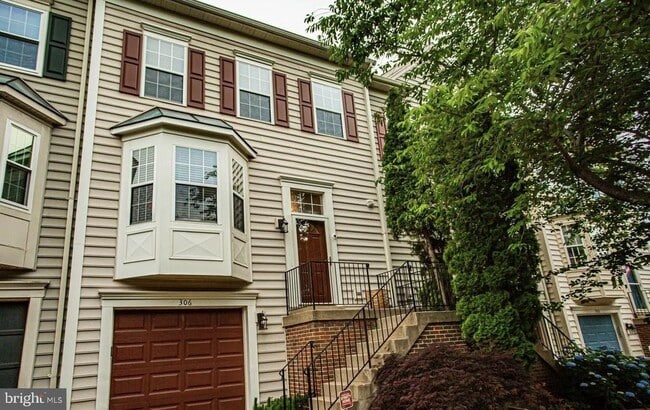 Building Photo - 306 W Park Dr