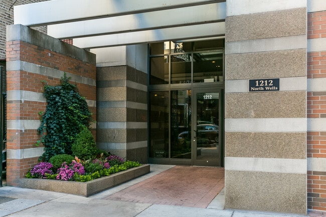 Building Photo - 1212 N Wells St