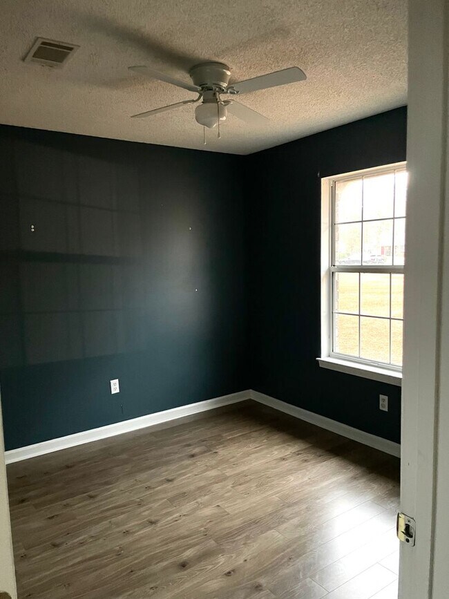 Building Photo - WINTER MOVE-IN SPECIAL: 50% OFF 1st FULL MONTH'S RENT!**