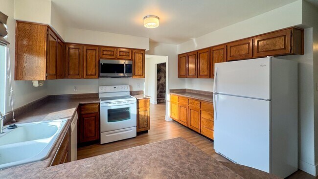 Building Photo - Move-In Ready 3-Bedroom with Pool / Lawn and Pool Service Included!