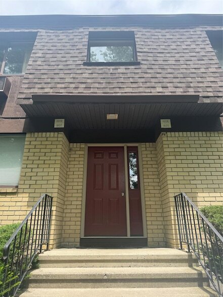 Primary Photo - 1608 Cherry Hill Dr