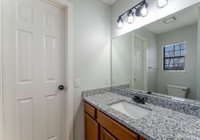 Building Photo - "Charming 2-Bed, 2-Bath Duplex with Granite Touches on Samantha Street!"
