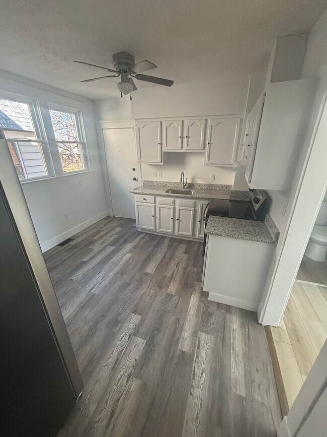 Building Photo - 4bd/1.5b Single Section 8/Cash Pay