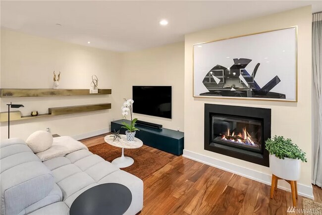 Building Photo - Stunning 2 Bed 3 Bath Home in Queen Anne