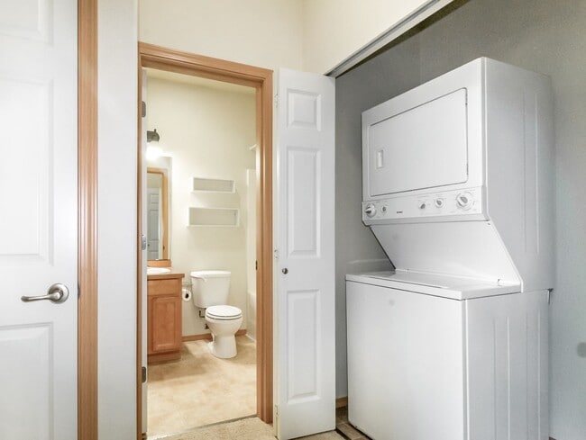 Building Photo - 2-Bedroom DuPont Condo with New Interior Paint and Carpet