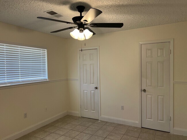 Building Photo - 10134 Kirkglen Dr