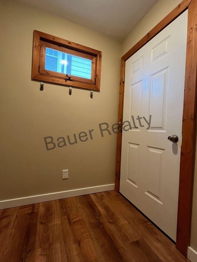 Building Photo - Beautiful 4 Bedroom on Ashland's South Side