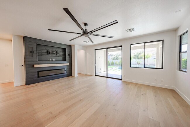 Building Photo - 25689 N 140th Ln