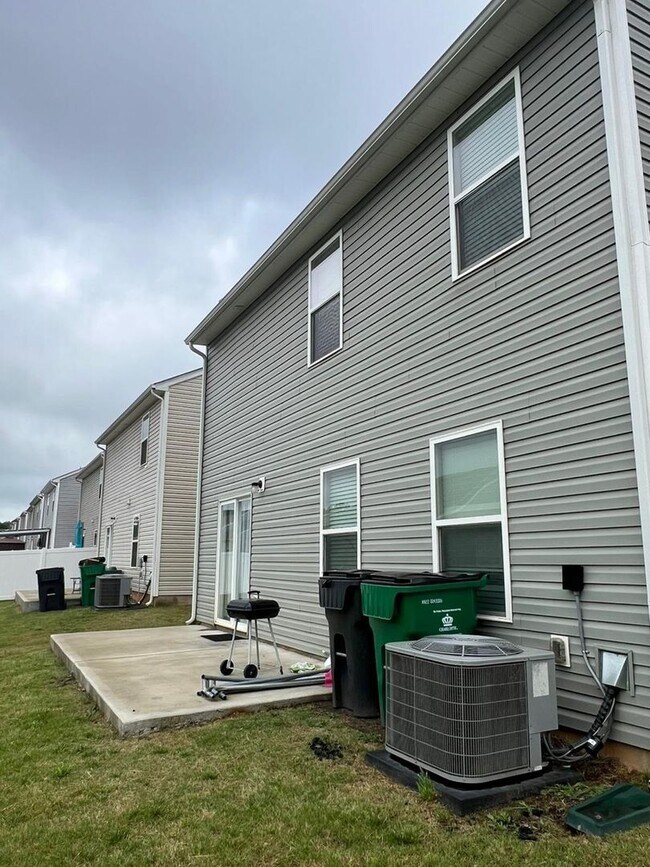 Building Photo - Spacious 4BR House in Charlotte