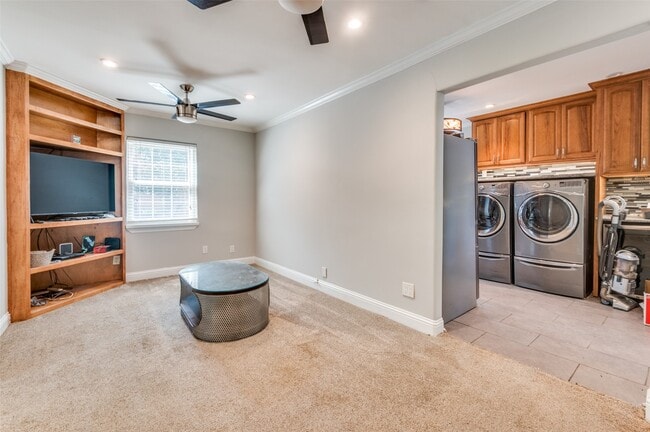 Building Photo - 9625 Larga Dr
