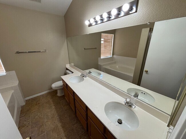 Building Photo - Gorgeous 4Bed/2Bath Home located in Sunris...