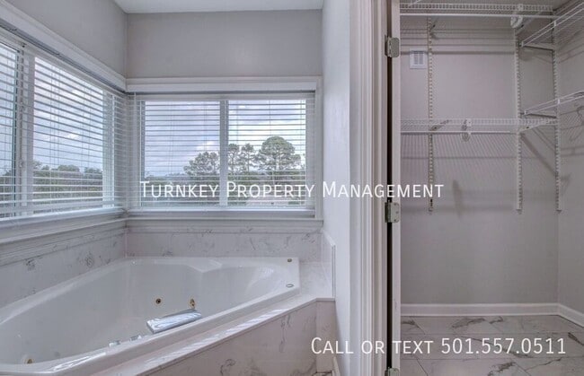 Building Photo - 4314 Old Oak Dr