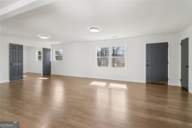 Building Photo - 2219 Lisa Dr SE