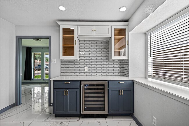 Building Photo - 10911 Pecan Dr