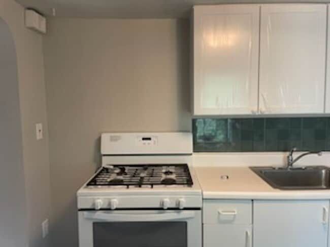 Building Photo - One Bedroom Apartment