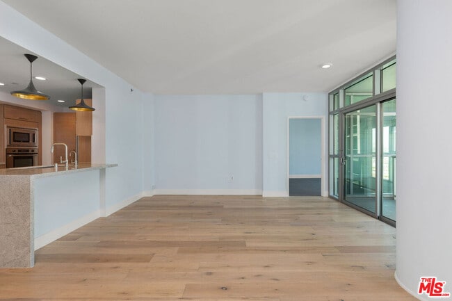 Building Photo - 13650 Marina Pointe Dr