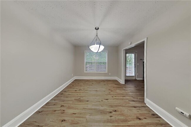 Building Photo - 3013 Rockview Dr