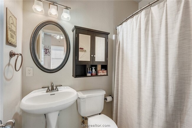 Building Photo - 114 Lynn Dr