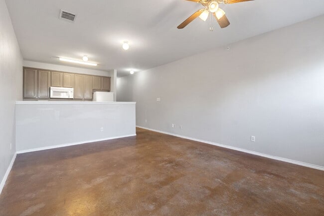 Building Photo - "Spacious 3-Bed Retreat with 2.5 Baths – Your Ideal Home in Universal City!"