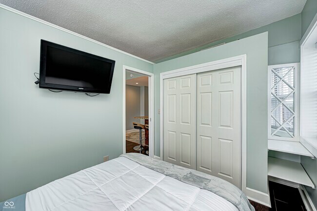 Building Photo - 230 E 9th St