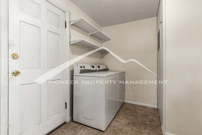 Building Photo - Charming Home with Washer/Dryer and Fenced...
